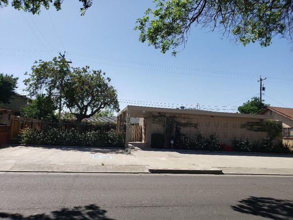 1321 Paradise Ln, Los Banos, CA 93635